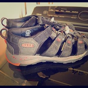 Boys keen sandals size 2